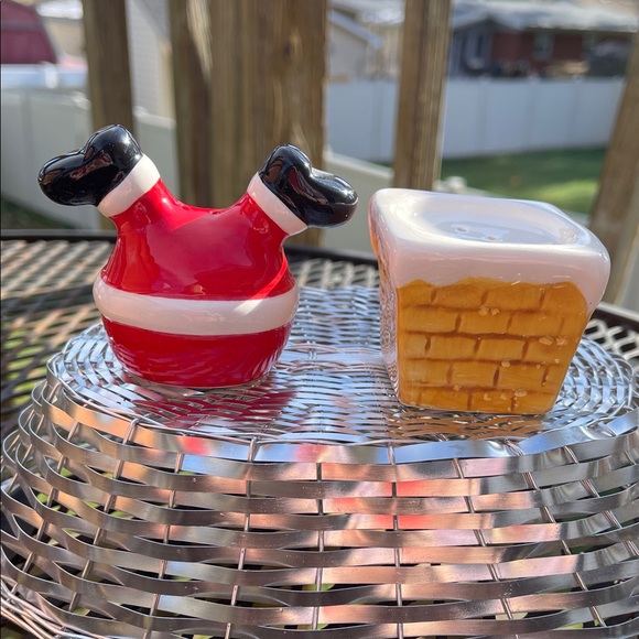 Santa Claus going down the chimney salt & pepper shakers - Picture 2 of 7